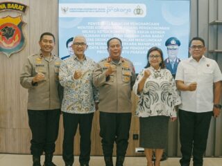Kemnko Perekonomian Berikan Piagam Penghargaan Kepada Polda Jabar Atas Pengungkapan Manipulasi Pendaftaran Kartu Prakerja
