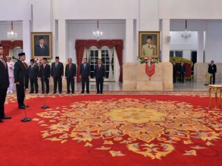 Jokowi Lantik Menpora Dito Ariotedjo dan Kepala BNPT Rycko Amelza Dahniel