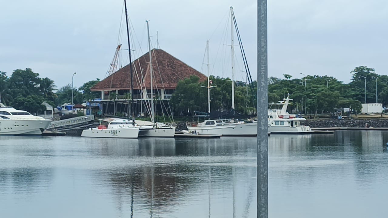 Tampak Banyuwangi Internasional Yacht Club dari kejauhan
