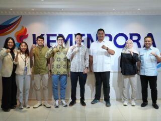 Menteri Pemuda dan Olahraga Republik Indonesia (Menpora RI), Dito Ariotedjo, menyatakan dukungannya terhadap inisiatif ASICS Indonesia yang menghadirkan ASICS School Program, sebuah program edukatif berbasis olahraga yang ditujukan bagi pelajar tingkat Sekolah Menengah Atas (SMA). Dukungan tersebut disampaikan Menpora Dito saat menerima audiensi dari PT ASICS Indonesia di Kantor Kemenpora, Selasa (22/7).(foto:Herry/kemenpora.go.id)