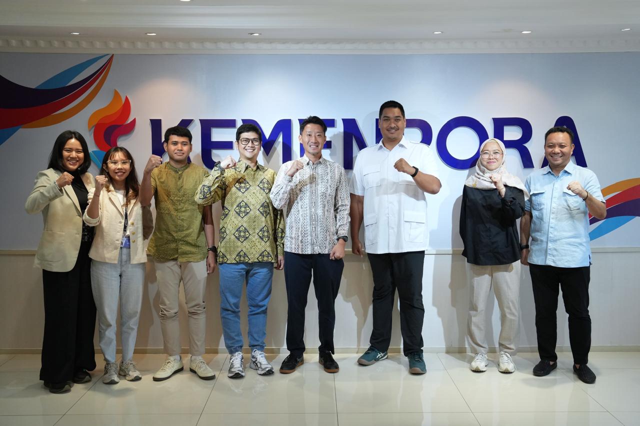 Menteri Pemuda dan Olahraga Republik Indonesia (Menpora RI), Dito Ariotedjo, menyatakan dukungannya terhadap inisiatif ASICS Indonesia yang menghadirkan ASICS School Program, sebuah program edukatif berbasis olahraga yang ditujukan bagi pelajar tingkat Sekolah Menengah Atas (SMA). Dukungan tersebut disampaikan Menpora Dito saat menerima audiensi dari PT ASICS Indonesia di Kantor Kemenpora, Selasa (22/7).(foto:Herry/kemenpora.go.id)