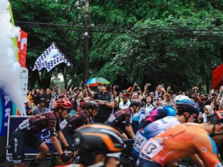Menteri Pemuda dan Olahraga Republik Indonesia (Menpora RI) Dito Ariotedjo, secara resmi melepas ratusan peserta Tour de Banyuwangi Ijen (TdBI) 2025 edisi ke-10 Etape ke-4. Etape ini akan menempuh jarak 150 KM yang merupakan etape terakhir dari pelaksanaan kompetisi balap sepeda internasional ini di RTH Maron Genteng, Banyuwangi, Jawa Timur, Kamis (31/7) pagi.(foto:humas Pemkab Banyuwangi)