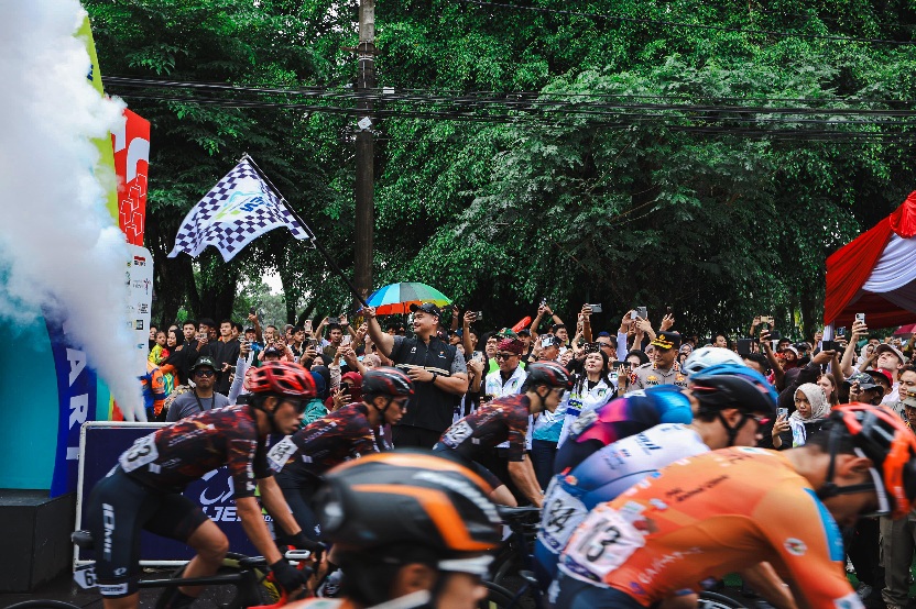 Menteri Pemuda dan Olahraga Republik Indonesia (Menpora RI) Dito Ariotedjo, secara resmi melepas ratusan peserta Tour de Banyuwangi Ijen (TdBI) 2025 edisi ke-10 Etape ke-4. Etape ini akan menempuh jarak 150 KM yang merupakan etape terakhir dari pelaksanaan kompetisi balap sepeda internasional ini di RTH Maron Genteng, Banyuwangi, Jawa Timur, Kamis (31/7) pagi.(foto:humas Pemkab Banyuwangi)
