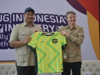 Menteri Pemuda dan Olahraga Republik Indonesia (Menpora RI) Dito Ariotedjo, bersama Duta Besar Australia untuk Indonesia Rod Brazier meluncurkan program beasiswa singkat atau Short Course Australia Awards bertajuk Memajukan Industri Olahraga Indonesia: Peluang dan Strategi untuk Pertumbuhan.(foto:bagus/kemenpora.go.id)