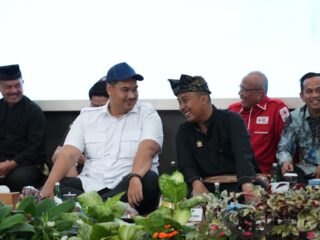 Menteri Pemuda dan Olahraga Republik Indonesia (Menpora RI), Dito Ariotedjo, memberikan apresiasi tinggi kepada Pemerintah Provinsi Sumatera Barat dan Ikatan Pencak Silat Indonesia (IPSI) Sumbar menjadikan pencak silat sebagai ekstrakurikuler wajib di sekolah-sekolah di wilayah tersebut.(foto:Herry/kemenpora.go.id)