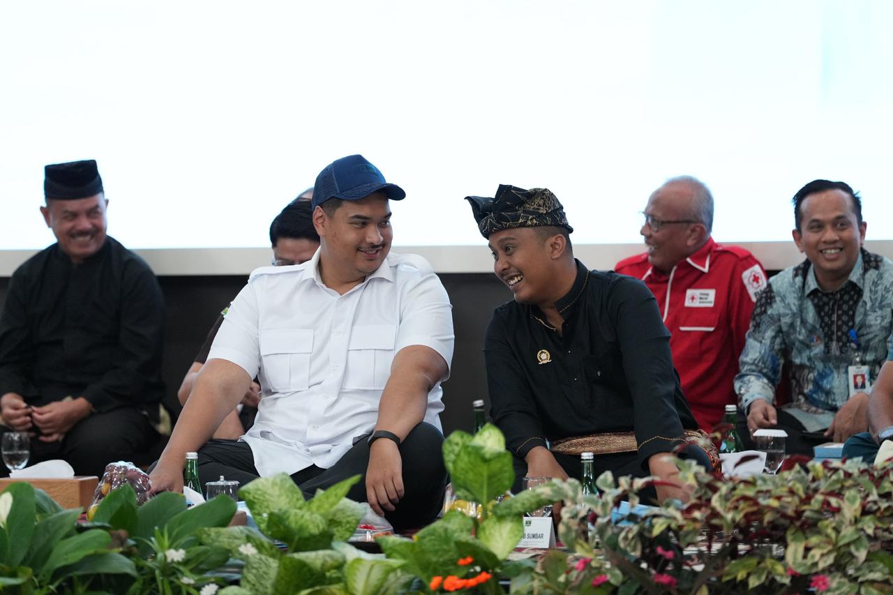 Menteri Pemuda dan Olahraga Republik Indonesia (Menpora RI), Dito Ariotedjo, memberikan apresiasi tinggi kepada Pemerintah Provinsi Sumatera Barat dan Ikatan Pencak Silat Indonesia (IPSI) Sumbar menjadikan pencak silat sebagai ekstrakurikuler wajib di sekolah-sekolah di wilayah tersebut.(foto:Herry/kemenpora.go.id)