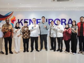 Menteri Pemuda dan Olahraga (Menpora) RI Dito Ariotedjo menerima audiensi Gubernur Maluku Hendrik Lewerissa bersama Wali Kota Tual Akhmad Yani Renuat di Lantai 10 Graha Kemenpora, Jalan Gerbang Pemuda Nomor 3, Senayan, Jumat (25/7) sore.(foto:Rafli/kemenpora.go.id)