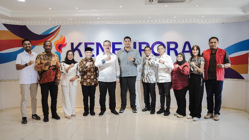 Menteri Pemuda dan Olahraga (Menpora) RI Dito Ariotedjo menerima audiensi Gubernur Maluku Hendrik Lewerissa bersama Wali Kota Tual Akhmad Yani Renuat di Lantai 10 Graha Kemenpora, Jalan Gerbang Pemuda Nomor 3, Senayan, Jumat (25/7) sore.(foto:Rafli/kemenpora.go.id)
