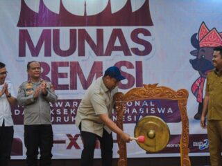 Menteri Pemuda dan Olahraga Republik Indonesia, Dito Ariotedjo, secara resmi membuka Musyawarah Nasional Badan Eksekutif Mahasiswa Seluruh Indonesia (BEM SI) Kerakyatan Ke-XVIII yang berlangsung di Aula Asrama Haji, Kota Padang, Sumatera Barat. (foto:bagus/kemenpora.go.id)