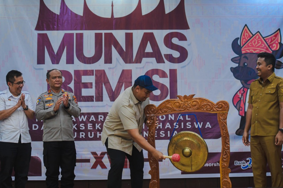 Menteri Pemuda dan Olahraga Republik Indonesia, Dito Ariotedjo, secara resmi membuka Musyawarah Nasional Badan Eksekutif Mahasiswa Seluruh Indonesia (BEM SI) Kerakyatan Ke-XVIII yang berlangsung di Aula Asrama Haji, Kota Padang, Sumatera Barat. (foto:bagus/kemenpora.go.id)
