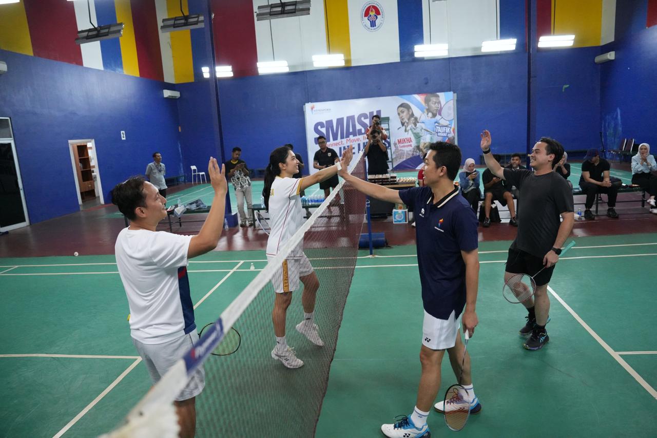 Wakil Menteri Pemuda dan Olahraga Republik Indonesia (Wamenpora RI), Taufik Hidayat, menghadiri kegiatan bertajuk 'Smash the Limits: Connect, Move, Inspire' yang digelar oleh Alumni Indonesia Future Network (IFN), di Lapangan Badminton Kemenpora, Jakarta, Jumat (18/7). Acara ini turut dihadiri oleh Mikha Tambayong, Tenaga Ahli Menteri Pemuda dan Olahraga Bidang Komunikasi Publik.(foto:Herry/kemenpora.go.id)