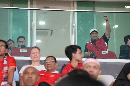 Menteri Pemuda dan Olahraga Republik Indonesia (Menpora RI), Dito Ariotedjo, mengapresiasi Timnas Indonesia U-23 yang berhasil melaju ke final Piala AFF 2025. Garuda Muda melangkah ke partai puncak usai membungkam Thailand lewat adu penalti.(foto:raiky/kemenpora.go.id)