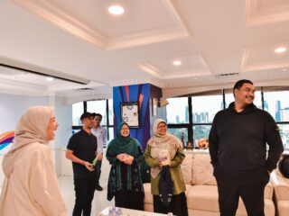 Menteri Pemuda dan Olahraga Republik Indonesia (Menpora RI) Dito Ariotedjo, menerima audiensi Ketua Umum Pimpinan Pusat Nasyiatul Aisyiyah (PPNA) Ariati Dina Puspitasari yang hadir bersama Sekretaris I Hanif Mu’allifah, Sekretaris II Windarti, Ketua Bidang Pendidikan Risni Julaeni Yuhan dan rombongan di Lantai 10 Kantor Kemenpora, Senayan, Jakarta, Kamis (24/7).(foto:Andre/kemenpora.go.id)