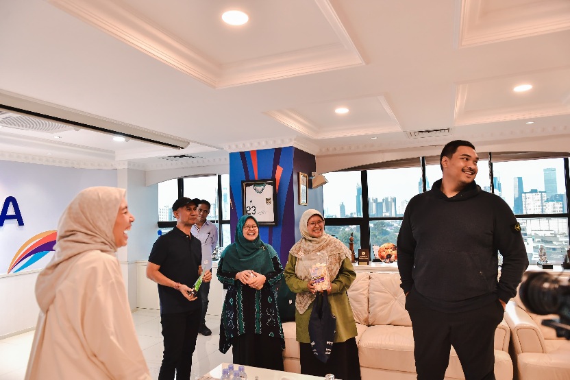 Menteri Pemuda dan Olahraga Republik Indonesia (Menpora RI) Dito Ariotedjo, menerima audiensi Ketua Umum Pimpinan Pusat Nasyiatul Aisyiyah (PPNA) Ariati Dina Puspitasari yang hadir bersama Sekretaris I Hanif Mu’allifah, Sekretaris II Windarti, Ketua Bidang Pendidikan Risni Julaeni Yuhan dan rombongan di Lantai 10 Kantor Kemenpora, Senayan, Jakarta, Kamis (24/7).(foto:Andre/kemenpora.go.id)