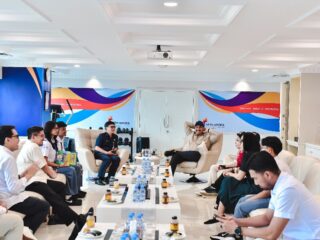 Menteri Pemuda dan Olahraga Republik Indonesia (Menpora RI) Dito Ariotedjo mendukung kegiatan anak muda dalam bidang olahraga dan seni. Salah satunya adalah kegiatan Mahakam Festival (Mahafest) yang diselenggarakan oleh SMA Negeri 6 Jakarta.(foto:Andre/kemenpora.go.id)