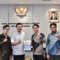 Wakil Menteri Pemuda dan Olahraga Republik Indonesia (Wamenpora RI) Taufik Hidayat menerima Ketua Panitia West Java Youth Sustainability Impact (WJYSI) 2025 Rendra Renggana Mahesa yang hadir bersama Delegasi Terbaik di Indonesia Youth Summit 2025 Fahmi Saeful Bahri Sudrajat dan Koordinator Kegiatan Rully Syahputra di Kantor Kemenpora, Senayan, Jakarta, Selasa (8/7).(foto:Andre/kemenpora.go.id)