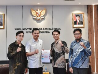 Wakil Menteri Pemuda dan Olahraga Republik Indonesia (Wamenpora RI) Taufik Hidayat menerima Ketua Panitia West Java Youth Sustainability Impact (WJYSI) 2025 Rendra Renggana Mahesa yang hadir bersama Delegasi Terbaik di Indonesia Youth Summit 2025 Fahmi Saeful Bahri Sudrajat dan Koordinator Kegiatan Rully Syahputra di Kantor Kemenpora, Senayan, Jakarta, Selasa (8/7).(foto:Andre/kemenpora.go.id)