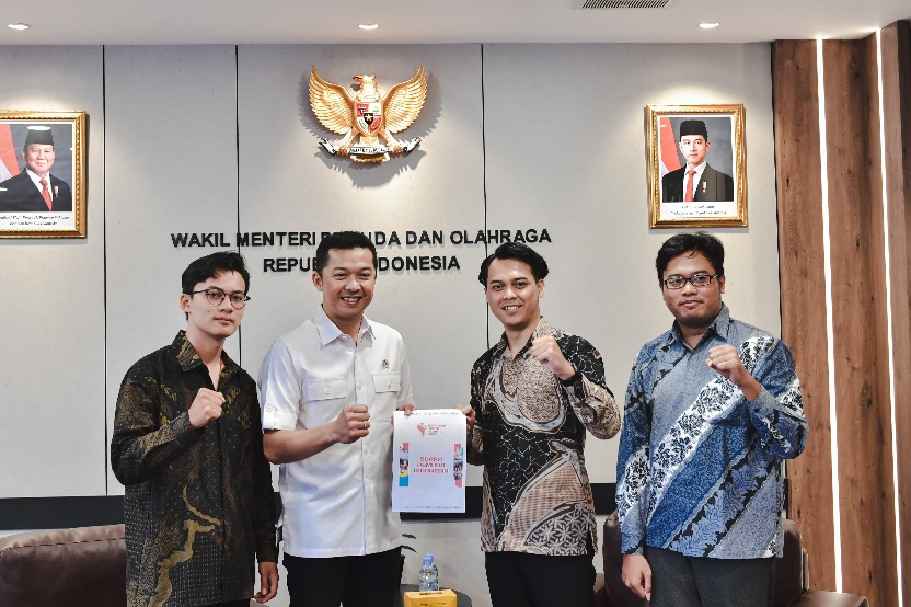 Wakil Menteri Pemuda dan Olahraga Republik Indonesia (Wamenpora RI) Taufik Hidayat menerima Ketua Panitia West Java Youth Sustainability Impact (WJYSI) 2025 Rendra Renggana Mahesa yang hadir bersama Delegasi Terbaik di Indonesia Youth Summit 2025 Fahmi Saeful Bahri Sudrajat dan Koordinator Kegiatan Rully Syahputra di Kantor Kemenpora, Senayan, Jakarta, Selasa (8/7).(foto:Andre/kemenpora.go.id)