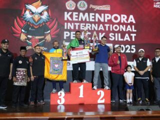 Menteri Pemuda dan Olahraga Republik Indonesia (Menpora RI) Dito Ariotedjo, menyampaikan apresiasinya untuk Kejuaraan Pencak Silat bertajuk 'Kemenpora International Pencak Silat Championship 2025'. Hal itu Menpora Dito sampaikan usai memberikan medali pada penutupan kejuaraan di Padepokan Pencak Silat TMII, Jakarta, Minggu (13/7) petang. (foto:Herry/kemenpora.go id)