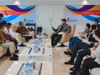 Menteri Pemuda dan Olahraga Republik Indonesia (Menpora RI) Dito Ariotedjo, menerima Gubernur Kalimantan Utara (Kaltara) Zainal Arifin Paliwang yang hadir bersama Kadispora Saiful Bahri, Sekretaris Dinas Muhammad Faisal Ramadhan di Kantor Kemenpora, Senayan, Jakarta, Jumat (4/7).(foto:bagus/kemenpora.go.id)