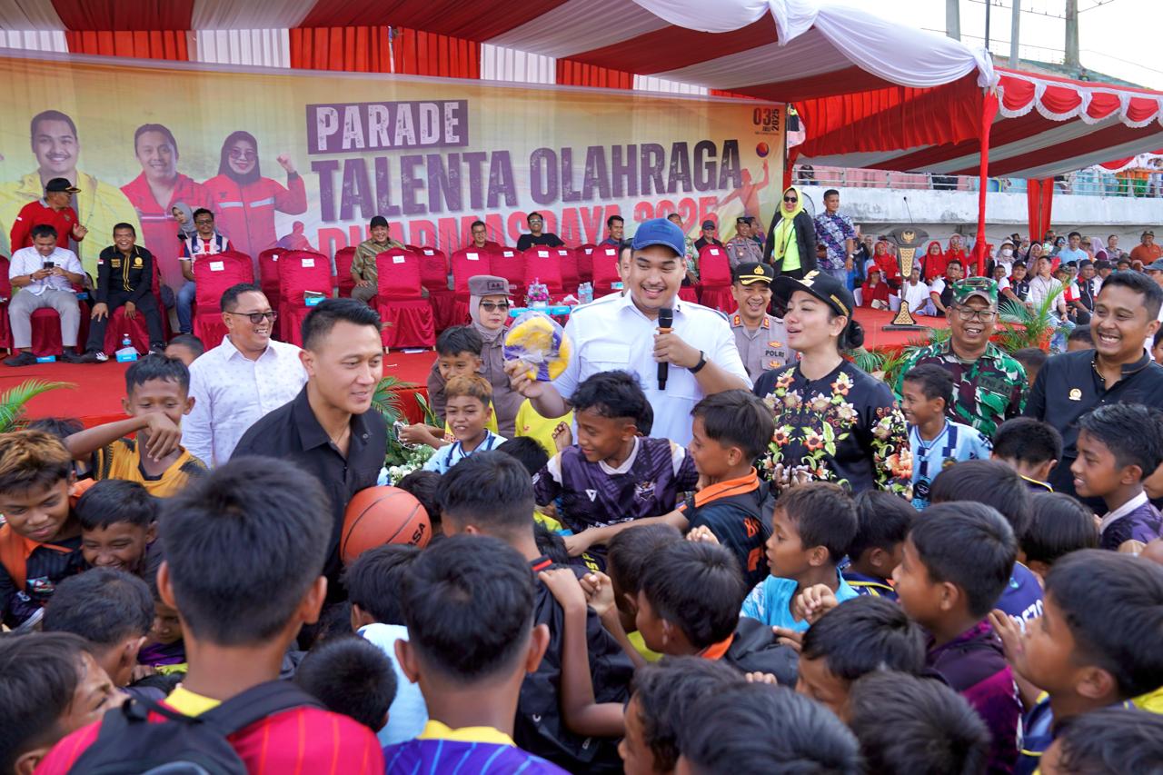 Menteri Pemuda dan Olahraga Republik Indonesia (Menpora RI) Dito Ariotedjo melakukan kunjungan kerja (kunker) ke Kabupaten Dharmasraya, Sumatera Barat, Kamis (3/7). Kedatangan Menpora Dito dalam rangka menghadiri parade talenta olahraga di Stadion Mauliwarmadewa. (foto:Gilang/kemenpora go.id)