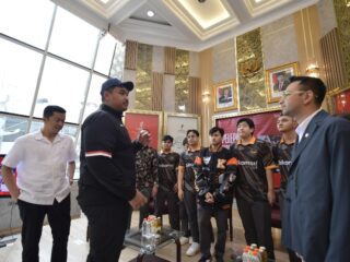 Menteri Pemuda dan Olahraga (Menpora) RI Dito Ariotedjo didampingi Wakil Menteri Pemuda dan Olahraga (Wamenpora) Taufik Hidayat secara resmi melepas keberangkatan Tim Kagendra ke Honor of Kings World Cup 2025, Jumat (11/7), di kantor Kemenpora, Jakarta. (foto:bagus/kemenpora.go.id)