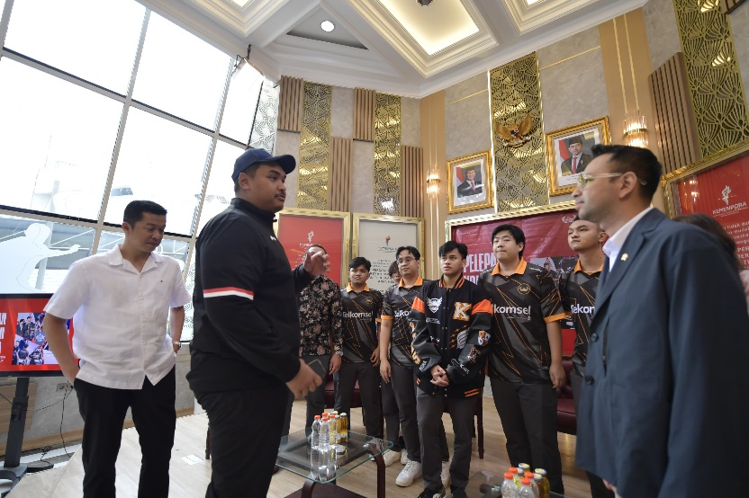 Menteri Pemuda dan Olahraga (Menpora) RI Dito Ariotedjo didampingi Wakil Menteri Pemuda dan Olahraga (Wamenpora) Taufik Hidayat secara resmi melepas keberangkatan Tim Kagendra ke Honor of Kings World Cup 2025, Jumat (11/7), di kantor Kemenpora, Jakarta. (foto:bagus/kemenpora.go.id)