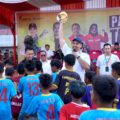 Menteri Pemuda dan Olahraga Republik Indonesia (Menpora RI) Dito Ariotedjo menyerahkan bantuan secara simbolis berupa bola saat melakukan kunjungan kerja di Kabupaten Dharmasraya, Sumatera Barat, Kamis (3/7). (foto:Gilang/kemenpora.go.id)