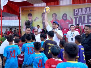 Menteri Pemuda dan Olahraga Republik Indonesia (Menpora RI) Dito Ariotedjo menyerahkan bantuan secara simbolis berupa bola saat melakukan kunjungan kerja di Kabupaten Dharmasraya, Sumatera Barat, Kamis (3/7). (foto:Gilang/kemenpora.go.id)