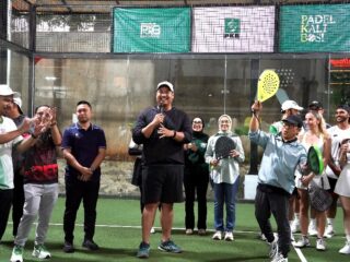 Menteri Pemuda dan Olahraga Republik Indonesia (Menpora RI) Dito Ariotedjo secara resmi membuka turnamen padel bertajuk “Padel Kali Bos” di Republic Padel, Jakarta, Minggu (13/7). Ajang ini digelar oleh Partai Kebangkitan Bangsa (PKB) dan menjadi salah satu inisiatif partai politik pertama yang mengangkat olahraga padel ke panggung yang lebih luas.(foto:Gilang/kemenpora.go.id)