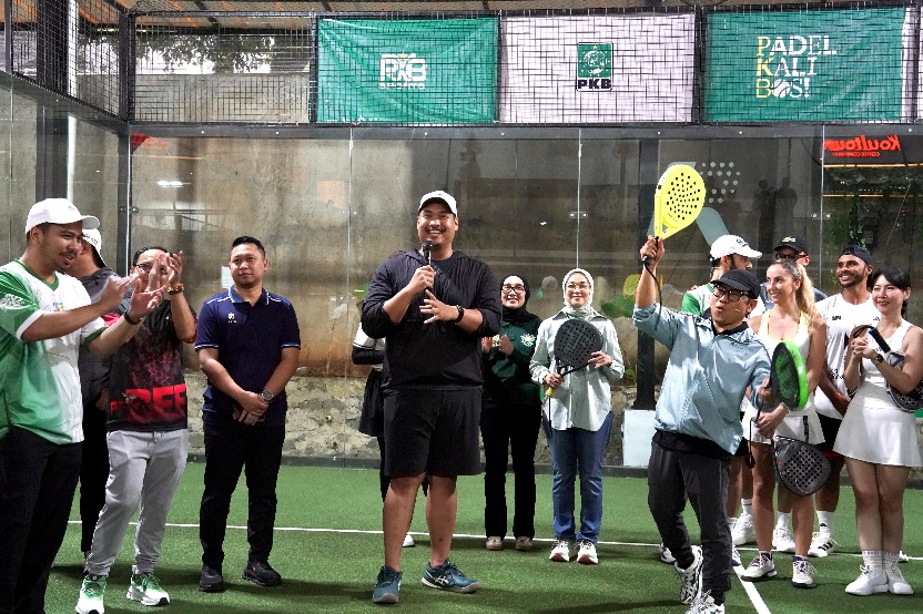 Menteri Pemuda dan Olahraga Republik Indonesia (Menpora RI) Dito Ariotedjo secara resmi membuka turnamen padel bertajuk “Padel Kali Bos” di Republic Padel, Jakarta, Minggu (13/7). Ajang ini digelar oleh Partai Kebangkitan Bangsa (PKB) dan menjadi salah satu inisiatif partai politik pertama yang mengangkat olahraga padel ke panggung yang lebih luas.(foto:Gilang/kemenpora.go.id)
