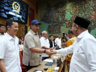 Menteri Pemuda dan Olahraga Republik Indonesia (Menpora RI) Dito Ariotedjo bersama Wamenpora Taufik Hidayat serta para pejabat eselon I dan II mengikuti rapat kerja (raker) dengan Komisi X DPR di Kompleks Parlemen, Senayan, Jakarta, Kamis (10/7). (foto:Herry/kemenpora.go.id)
