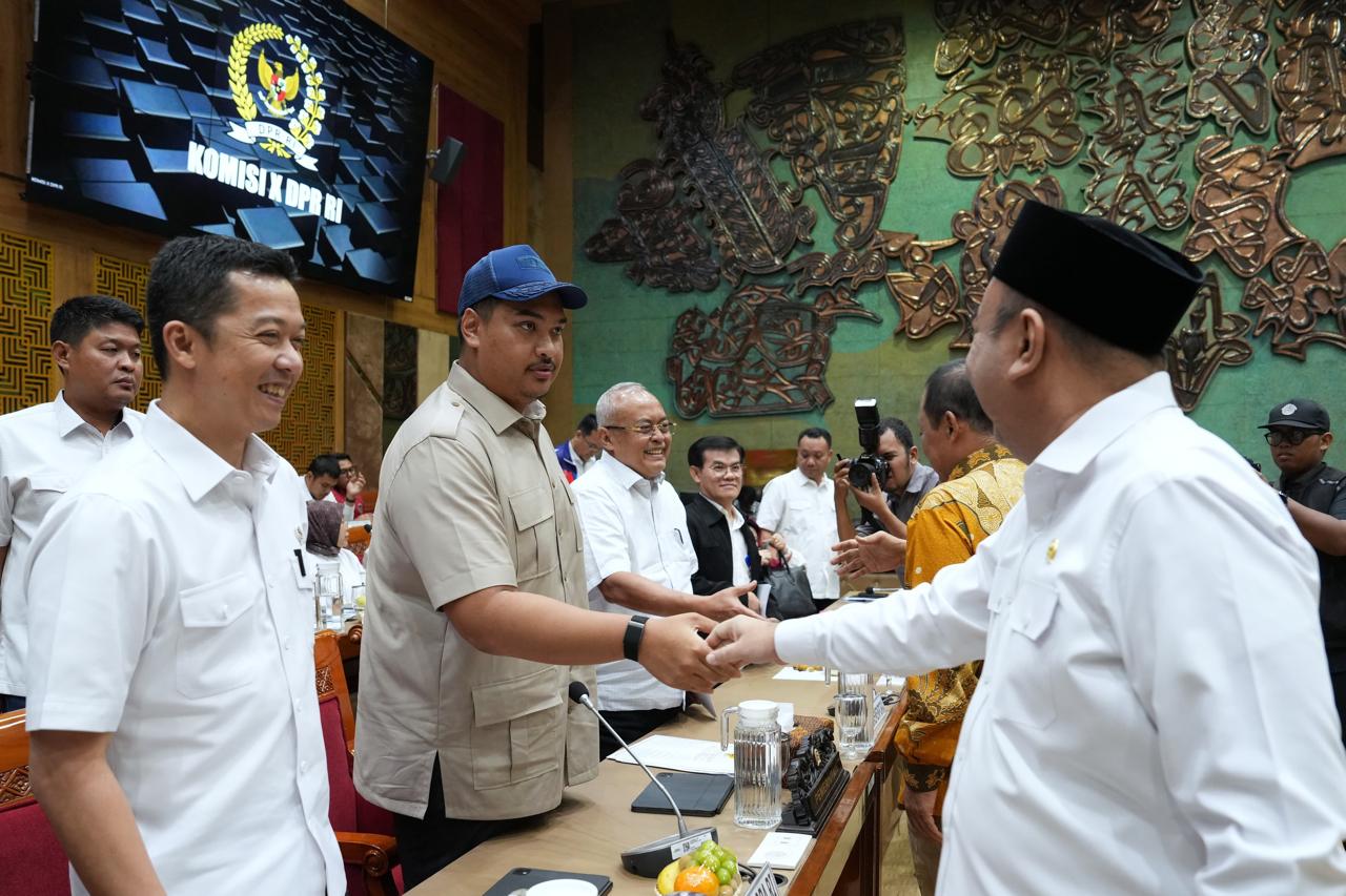 Menteri Pemuda dan Olahraga Republik Indonesia (Menpora RI) Dito Ariotedjo bersama Wamenpora Taufik Hidayat serta para pejabat eselon I dan II mengikuti rapat kerja (raker) dengan Komisi X DPR di Kompleks Parlemen, Senayan, Jakarta, Kamis (10/7). (foto:Herry/kemenpora.go.id)