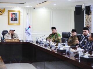 Menteri Pemuda dan Olahraga (Menpora) RI Dito Ariotedjo mendukung penuh niat tokoh pemuda masjid Indonesia, Said Aldi Al-Idrus untuk menjadi Presiden Perkumpulan Pemuda Masjid Dunia. Dukungan ini disampaikan saat menerima audiensi Said Aldi Al-Idrus beserta rombongan di Lantai 10 Graha Kemenpora, Jalan Gerbang Pemuda Nomor 3, Senayan, Senin (21/7) pagi.(foto:Andre/kemenpora.go.id)