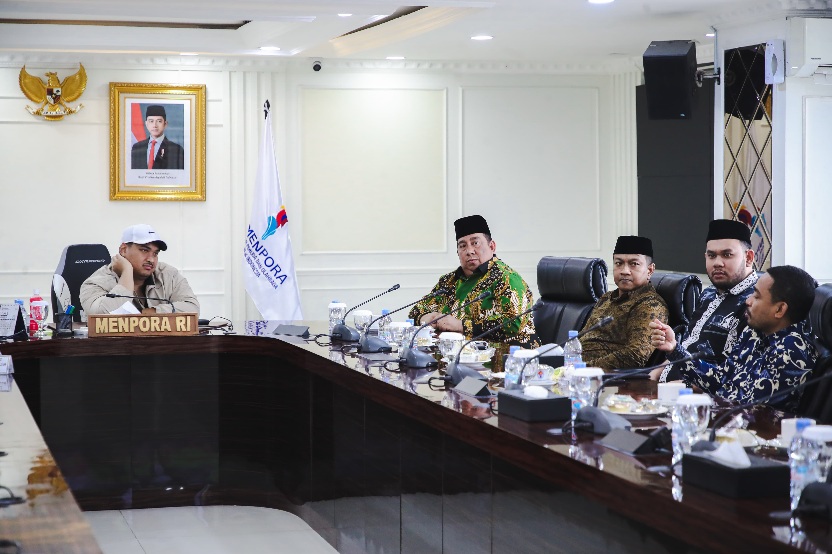 Menteri Pemuda dan Olahraga (Menpora) RI Dito Ariotedjo mendukung penuh niat tokoh pemuda masjid Indonesia, Said Aldi Al-Idrus untuk menjadi Presiden Perkumpulan Pemuda Masjid Dunia. Dukungan ini disampaikan saat menerima audiensi Said Aldi Al-Idrus beserta rombongan di Lantai 10 Graha Kemenpora, Jalan Gerbang Pemuda Nomor 3, Senayan, Senin (21/7) pagi.(foto:Andre/kemenpora.go.id)