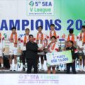 Menteri Pemuda dan Olahraga Republik Indonesia (Menpora RI), Dito Ariotedjo, menyerahkan trofi juara SEA V League 2025 leg kedua kepada Timnas Voli Putra Indonesia di Jakarta International Velodrome, Minggu (20/7).(foto:Herry/kemenpora.go.id)