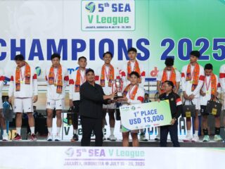Menteri Pemuda dan Olahraga Republik Indonesia (Menpora RI), Dito Ariotedjo, menyerahkan trofi juara SEA V League 2025 leg kedua kepada Timnas Voli Putra Indonesia di Jakarta International Velodrome, Minggu (20/7).(foto:Herry/kemenpora.go.id)