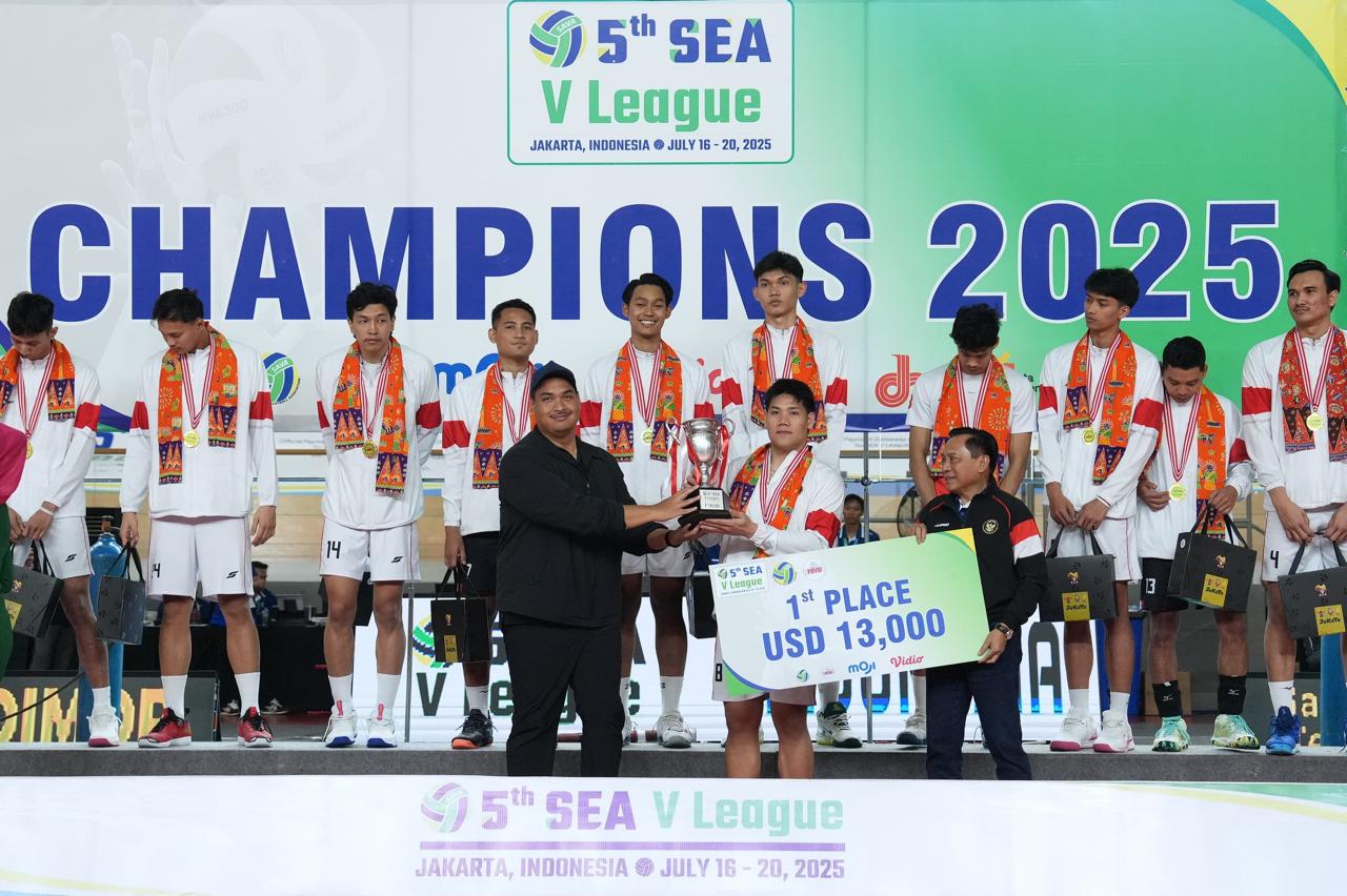 Menteri Pemuda dan Olahraga Republik Indonesia (Menpora RI), Dito Ariotedjo, menyerahkan trofi juara SEA V League 2025 leg kedua kepada Timnas Voli Putra Indonesia di Jakarta International Velodrome, Minggu (20/7).(foto:Herry/kemenpora.go.id)