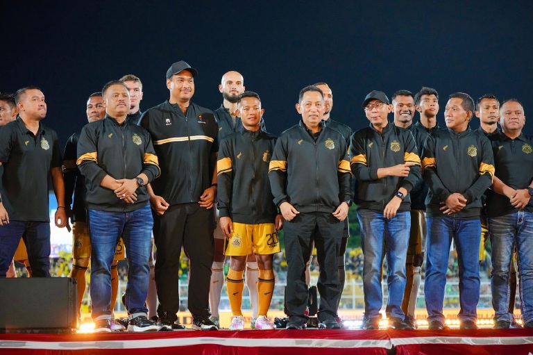 Menteri Pemuda dan Olahraga (Menpora) RI Dito Ariotedjo menghadiri peresmian Stadion Homebase & Launching Tim, Jersey, Suporter Bhayangkara Presisi Lampung FC di Stadion Sumpah Pemuda PKOR Way Halim, Bandar Lampung, Senin (28/7) malam. (foto:Gilang/kemenpora.go.id)