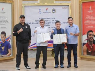 Menteri Pemuda dan Olahraga Republik Indonesia (Menpora RI), Dito Ariotedjo, menyaksikan penandatanganan Perjanjian Kerja Sama (PKS) antara Deputi Pengembangan Industri Olahraga Raden Isnanta dengan Direktur Utama PT Liga Indonesia Baru (LIB) Ferry Paulus.(foto:bagus/kemenpora.go.id)