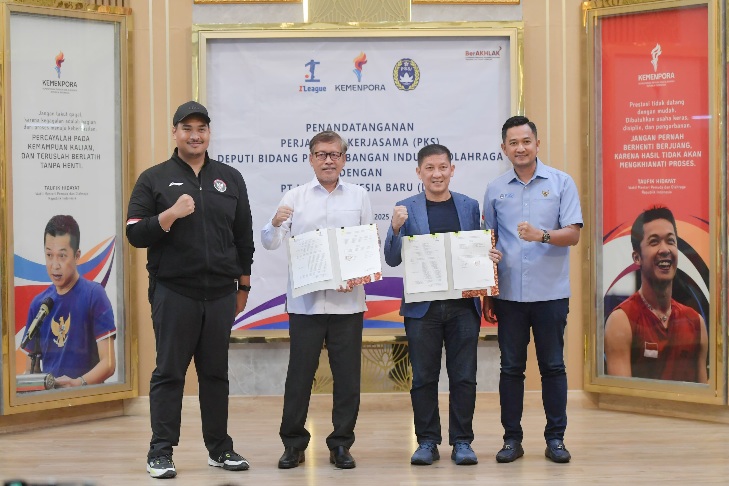 Menteri Pemuda dan Olahraga Republik Indonesia (Menpora RI), Dito Ariotedjo, menyaksikan penandatanganan Perjanjian Kerja Sama (PKS) antara Deputi Pengembangan Industri Olahraga Raden Isnanta dengan Direktur Utama PT Liga Indonesia Baru (LIB) Ferry Paulus.(foto:bagus/kemenpora.go.id)