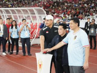 Menteri Pemuda dan Olahraga Republik Indonesia (Menpora RI) Dito Ariotedjo, bersama Ketua Umum PSSI Erick Thohir dan Ketua Steering Committee (SC) Maruarar Sirait secara resmi membuka Piala Presiden 2025 di Stadion Utama Gelora Bung Karno (SUGBK) Senayan, Jakarta, Minggu (6/7) malam. (foto: raiky/kemenpora.go.id)