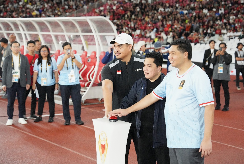 Menteri Pemuda dan Olahraga Republik Indonesia (Menpora RI) Dito Ariotedjo, bersama Ketua Umum PSSI Erick Thohir dan Ketua Steering Committee (SC) Maruarar Sirait secara resmi membuka Piala Presiden 2025 di Stadion Utama Gelora Bung Karno (SUGBK) Senayan, Jakarta, Minggu (6/7) malam. (foto: raiky/kemenpora.go.id)