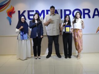 Menteri Pemuda dan Olahraga Republik Indonesia (Menpora RI) Dito Ariotedjo menerima audiensi Komunitas Karya Pelajar Mengabdi Bangsa (KOMIB) di Kantor Kemenpora, Kamis (10/7).(foto:bagus/kemenpora.go.id)