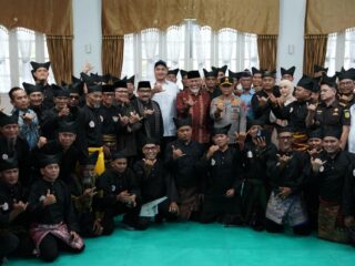 Menteri Pemuda dan Olahraga Republik Indonesia (Menpora RI) Dito Ariotedjo menyampaikan komitmen kuat pemerintah dalam mendukung pengembangan pencak silat sebagai warisan budaya sekaligus cabang olahraga berprestasi saat menghadiri pelantikan Pengurus Ikatan Pencak Silat Indonesia (IPSI) Sumatera Barat periode 2025–2029 di Auditorium Gubernuran, Kamis (3/7).(foto:Herry/kemenpora.go.id)