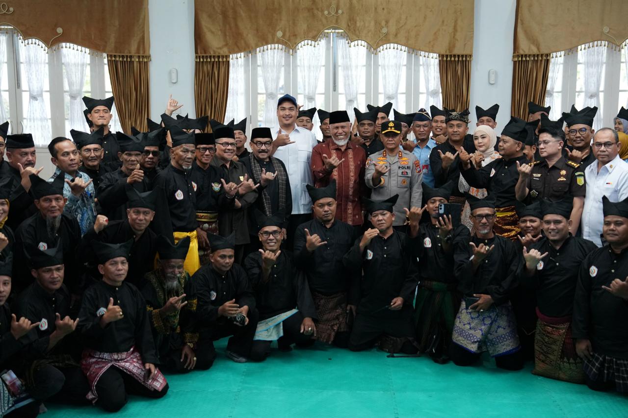 Menteri Pemuda dan Olahraga Republik Indonesia (Menpora RI) Dito Ariotedjo menyampaikan komitmen kuat pemerintah dalam mendukung pengembangan pencak silat sebagai warisan budaya sekaligus cabang olahraga berprestasi saat menghadiri pelantikan Pengurus Ikatan Pencak Silat Indonesia (IPSI) Sumatera Barat periode 2025–2029 di Auditorium Gubernuran, Kamis (3/7).(foto:Herry/kemenpora.go.id)