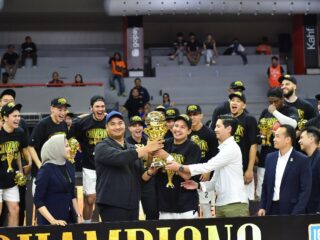 Menteri Pemuda dan Olahraga Republik Indonesia (Menpora RI) Dito Ariotedjo menyaksikan serunya pertandingan laga ketiga final Indonesia Basket League (IBL) antara Pelita Jaya Jakarta vs Dewa United Banten di Gelanggang Mahasiswa Soemantri Brodjonegoro, Jakarta, Minggu (20/7) malam.(foto:Andre/kemenpora.go.id)