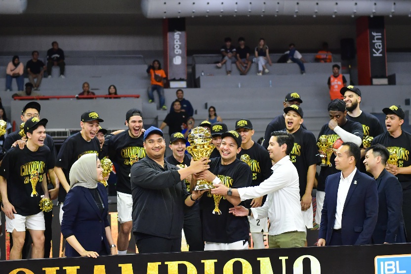 Menteri Pemuda dan Olahraga Republik Indonesia (Menpora RI) Dito Ariotedjo menyaksikan serunya pertandingan laga ketiga final Indonesia Basket League (IBL) antara Pelita Jaya Jakarta vs Dewa United Banten di Gelanggang Mahasiswa Soemantri Brodjonegoro, Jakarta, Minggu (20/7) malam.(foto:Andre/kemenpora.go.id)