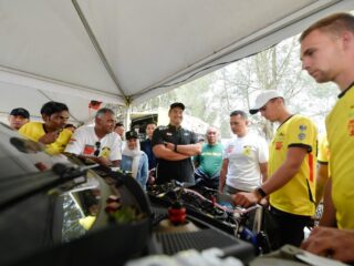 Menteri Pemuda dan Olahraga Republik Indonesia (Menpora RI), Dito Ariotedjo, meninjau langsung pelaksanaan FIA Asia Pacific Rally Championship (APRC) 2025 di Simalungun, Sumatera Utara, Sabtu (9/8). Menpora Dito mengapresiasi pelaksanaan ajang ini karena memberi dampak positif bagi sport tourism.(foto:bagus/kemenpora.go.id)