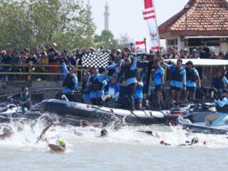 Menteri Pemuda dan Olahraga Republik Indonesia (Menpora RI) Dito Ariotedjo bersama Wakil Kepala Staff Angkatan Laut (Wakasal) Laksamana Madya TNI Erwin S. Aldedharma hari Sabtu (9/8) pagi melepas Fin Swimming Piala Kasal 2025, di Dermaga Kamal Madura. (foto:Herry/kemenpora.go.id)
